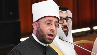 وزير الأوقاف يمنح 2000 جنيه مكافأة لمؤذن وإداري مسجد بالسويس حاصلين على الدكتوراه 