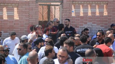 بكاء نجوم الفن خلال تقديم واجب العزاء لـ أسرة المنتج تامر فتحي أمام المقابر | بث مباشر