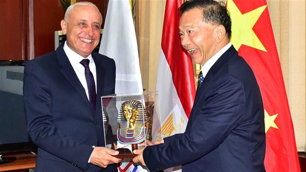 محافظ الأقصر يستقبل