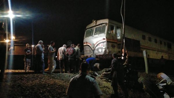 قطار يصدم سيارة نقل