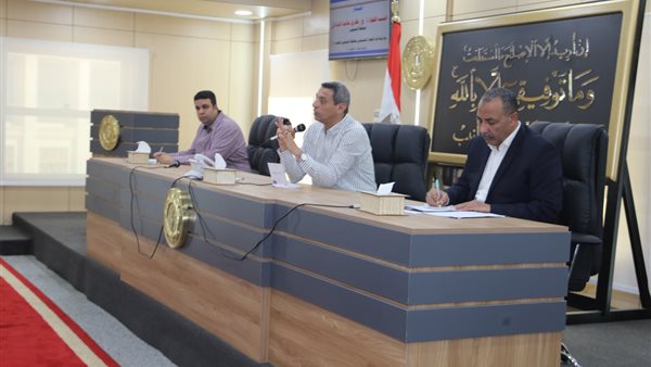 محافظ السويس خلال