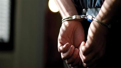 رمت بنتها في الشارع.. حبس سيدة وزوجها بتهمة تعذيب طفلة وحيازة مواد مخدرة بكفر الشيخ