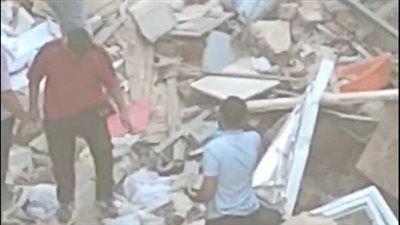 بينهم فتاة صغيرة وسيدتان.. الحماية المدنية تنجح في استخراج جثامين سكان عقار الساحل| بث مباشر 