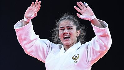 تبرعت بالزي لـ المتحف الأولمبي.. ديورا تصبح أول لاعبة أوزبكية تحصل على ميدالية ذهبية بالأولمبياد