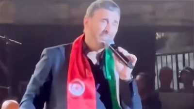 كاظم الساهر يرتدي وشاحًا بعلمي فلسطين وتونس خلال حفله بمهرجان قرطاج الدولي