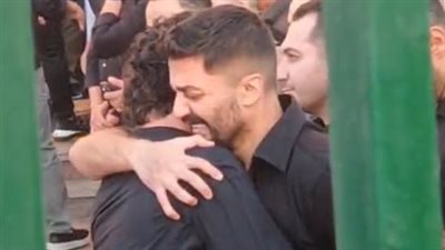 انهيار إسلام جمال خلال استقباله عزاء منتجي سينرجي في مسجد الشرطة بالشيخ زايد