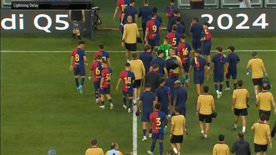 إيقاف مباراة ريال مدريد وبرشلونة ودخول اللاعبين إلى غرف خلع الملابس