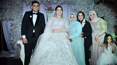 بحضور كوكبة من النجوم.. حكيم يُشعل زفاف النقيب محمود المراكبي والدكتورة منى عزوز