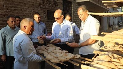 نزلهم في الفجر.. محافظ المنيا يقود حملة تموينية على مخابز قرى أبوقرقاص