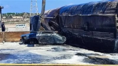 تفاصيل السيطرة على حريق سيارة نقل محملة بالمواد البترولية بالطريق الدولي الساحلي بالإسكندرية|بث مباشر 