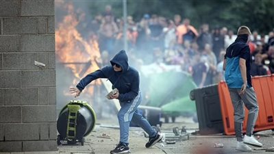حرق مساجد وأعمال عنف ضد المسلمين.. بريطانيا على صفيح ساخن وستارمر يعلق