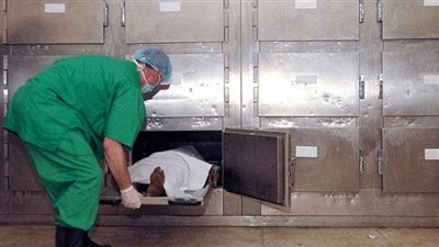 ليؤنسها في قبرها.. عامل بمستشفى السلام ومسؤولة الثلاجة يبيعان جثمان صغير بـ200 جنيه لدفنه مع عجوز| بث مباشر