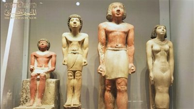 المتحف المصري بالتحرير يعرض تماثيل لـ عائلة الكاهن الملكي لأصحاب أهرامات الجيزة| صور 