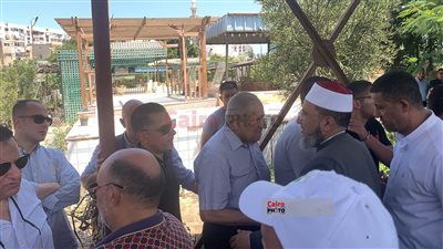 بوجه حزين.. المهندس إبراهيم محلب يتلقى العزاء في زوجة ابن عمه ببورسعيد| صور