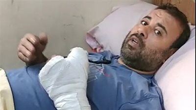 مواطن يستغيث بعد اعتداء جيرانه عليه بكفر الشيخ: ضربوني بكوريك وأسلحة بيضاء أنا وأمي ومراتي | بث مباشر