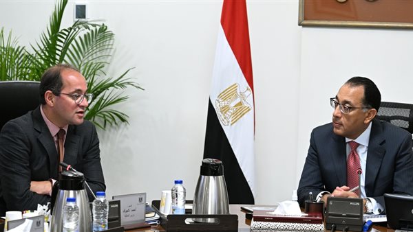 رئيس الوزراء مع وزير