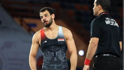 محمود عبد الرحمن يخسر من بطل أوزباكستان في المصارعة الرومانية 