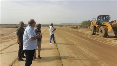 رئيس مدينة مرسى علم يتفقد أعمال إزالة آثار السيول بمنطقة وادي الجمال