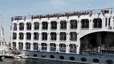 تعويم مركب سياحي يقل 80 شخصًا بعد جنوحه في نهر النيل أمام أبراج عثمان
