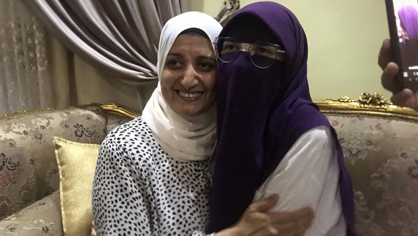 الطالبة جنة مع والدتها