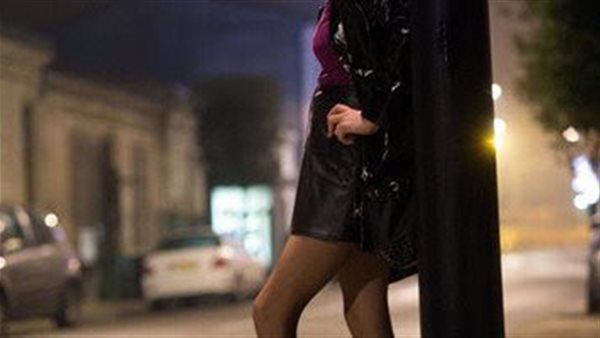 فتاة تستدرج شاب 