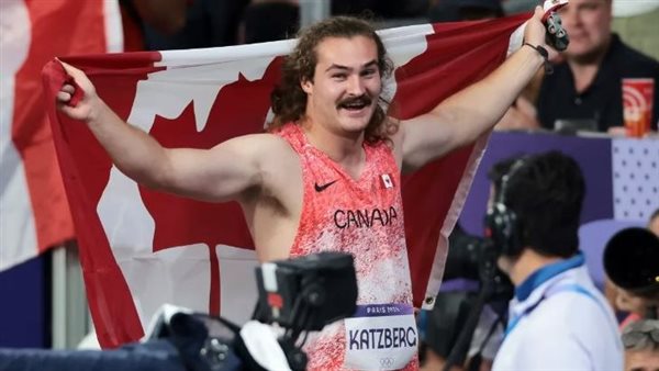 اللاعب الكندي إيثان