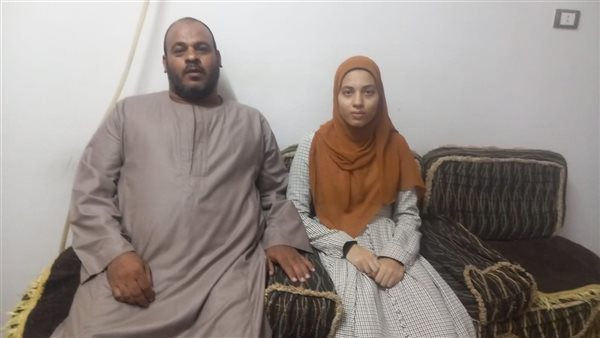 الطالبة منة ووالدها