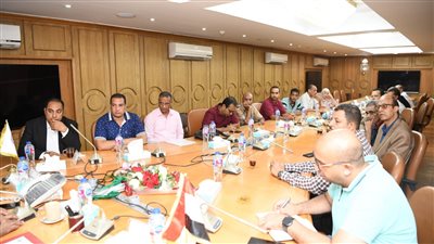 خلال لقائه مع الصحفيين.. محافظ قنا يناقش مشكلات القطاع الطبي ويوجه بوضع حلول عاجلة لها