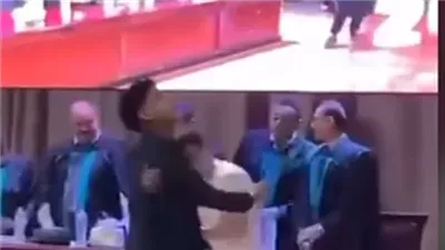 مظهر شاهين عن رقص طالب بحفل تخرج: العيب على الأساتذة الواقفين دون رد فعل