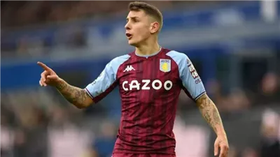 بسبب مستقبله.. خلاف بين صحفي تركي ونجم أستون فيلا أمام الجماهير