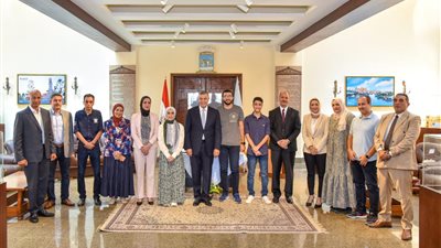 محافظ الإسكندرية يكرم 3 طلاب من أوائل الثانوية العامة 