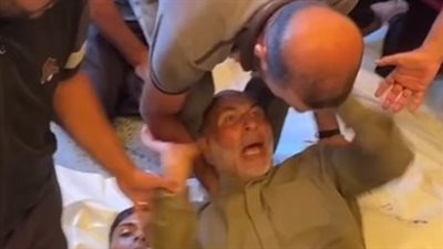 وداع حزين.. أب ينهار أثناء تشييع جثماني ولديه الاثنين بعد القصف الإسرائيلي في خان يونس |فيديو 