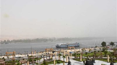 عقب استقرار الأحوال الجوية.. إعادة تشغيل حركة الملاحة الجوية والنهرية والطرق السريعة بأسوان