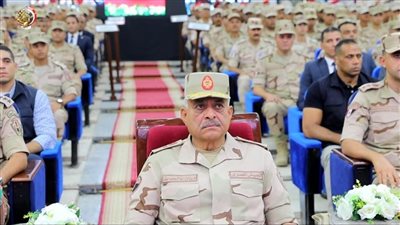 وزير الدفاع يلتقى عددًا من رجال القوات المسلحة بالمنطقة الجنوبية العسكرية 