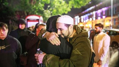 سماحة الإسلام تتغلب على وحشية اليمين المتطرف.. أئمة يتمكنون بالحديث من وقف الهجوم على المساجد في بريطانيا