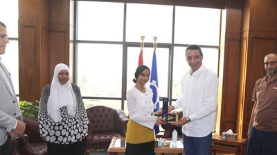 محافظ السويس يكرم منة الله غريب السادسة مكرر في الشعبة الأدبية على مستوى الجمهورية 