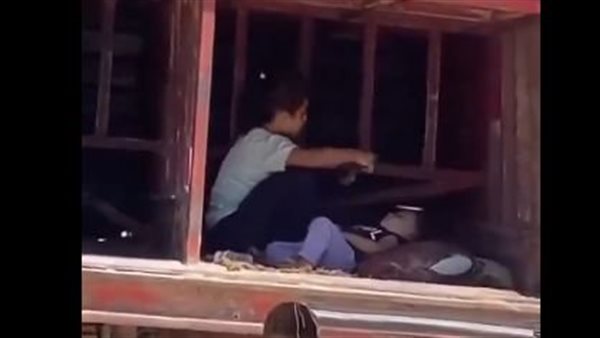 صغيرة تلطف الجو على