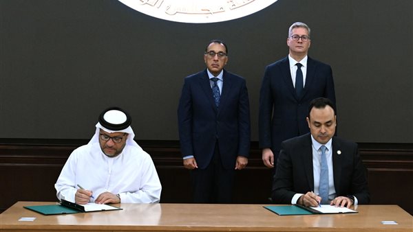 جانب من التوقيع بحضور