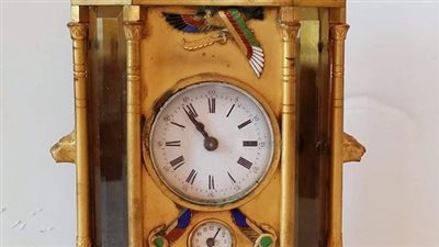 عليها حية مجنحة.. متحف ركن فاروق يعرض ساعة فريدة من النحاس المذهب 