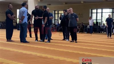 أمير كرارة وأحمد فتحي أبرز الحضور في جنازة والد الفنان أحمد صلاح حسني | بث مباشر