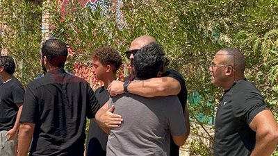 بعد الدفن.. أحمد صلاح حسني يستقبل عزاء والده على المقابر