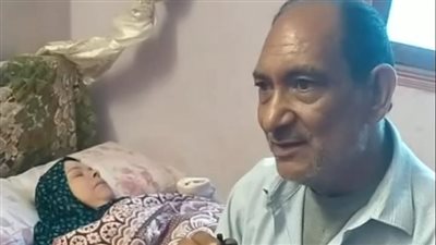 سيارة مسرعة تصدم أسرة كاملة بالمنوفية.. والأب: كنا رايحين فرح والسواق هرب | بث مباشر