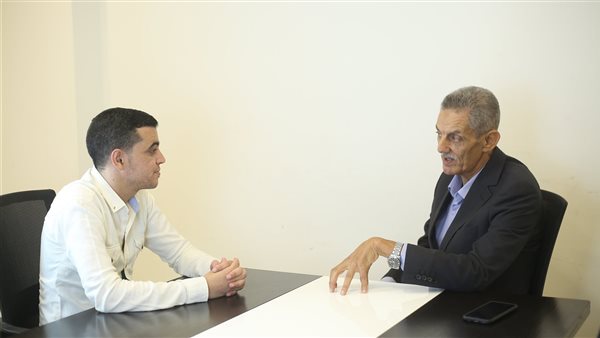 علاء شوالي مع صحفي