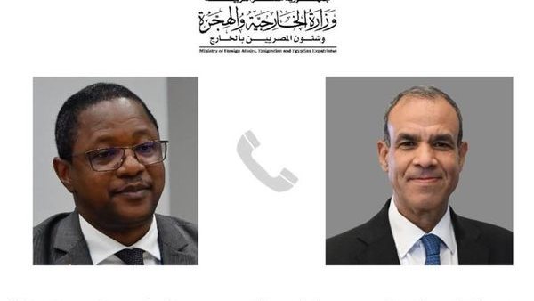 وزير الخارجية مع