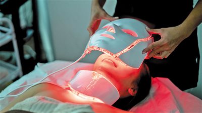 العلاج بالضوء LED.. أحدث صيحات العناية بالبشرة المفضلة لدى المشاهير