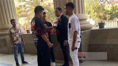 أصدقاء عصام صاصا يؤازرونه قبل محاكمته بتهمة قتل شخص وتعاطي المخدرات