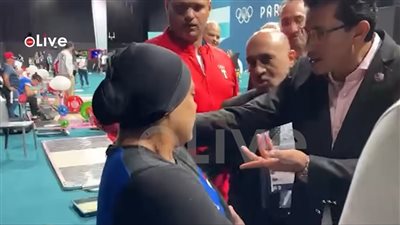 إنتي كويسة متعيطيش.. وزير الرياضة يهنئ سارة سمير لحصولها على الميدالية الفضية| فيديو