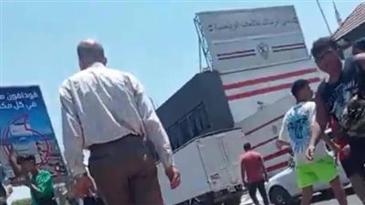 إصابة صغير صدمته سيارة ميكروباص خلال عبوره الطريق أمام نادي الزمالك