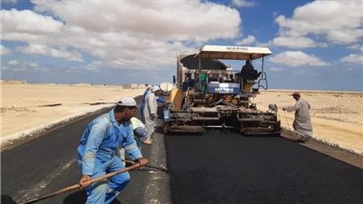 بعد تصريحات محافظ الوادي الجديد.. خبير يكشف إمكانية رصف الطرق بالأسمنت بدلا من البيتومين 
