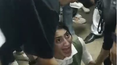 أغمى عليها وسقطت أرضًا.. انهيار زوجة عصام صاصا لحظة الحكم بحبس زوجها 6 أشهر 